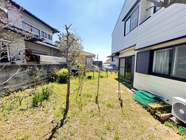 庭では、家庭菜園など十分に楽しめる広さございます。