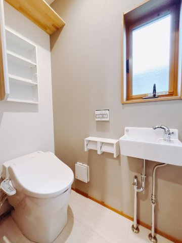 ■トイレ｜おしゃれなトイレになっています♪後ろには棚がついていまして、小物を置けるスペースがあるのでトイレットペーパーのストックを置いておくのにも便利です♪