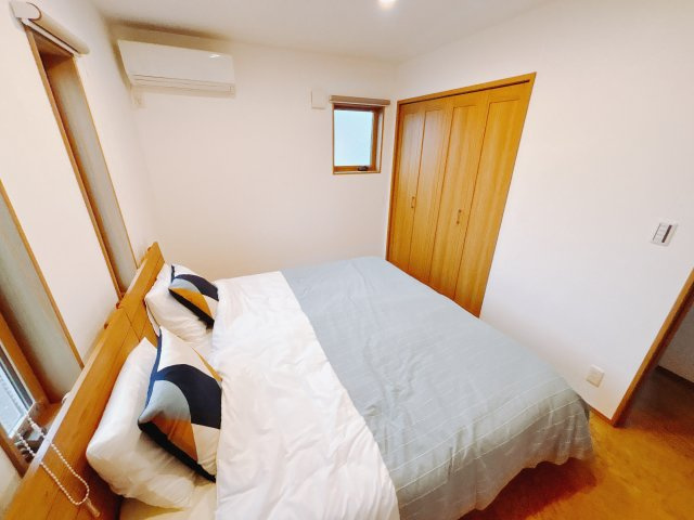 ■主寝室｜ダブルベッドを置いても充分な広さを2Ｆのお部屋に設けております。お子様と家族みんなで寝るのも夢じゃありません♪窓からは光が差し込むので日中でも明るいお部屋です。