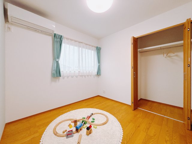 ■2階洋室｜お子様の一人部屋にピッタリな洋室。木のぬくもりを感じるフローリングは、天然木の味わいが時とともに深みを増していきます。また、傷にも強く、フリーワックスでお手入れもラクラクです♪