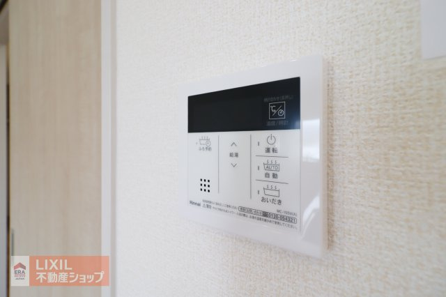 オートバスリモコンです。スイッチ1つで一定量の湯を浴槽に張ったり、保温や追い焚きをすることができるシステムが付いています。浴室以外からでも楽々操作が出来ます♪