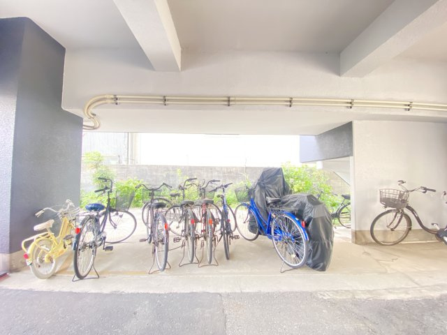 駐輪場。建物1階部分に設けられているため雨に濡れないのがいいですね。