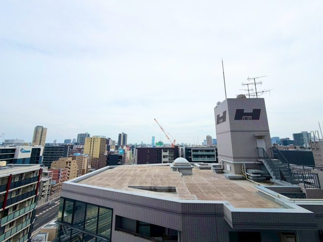 【物件からの眺望（南）】隣接建物を抜ける高さのため、眺望や採光も◎