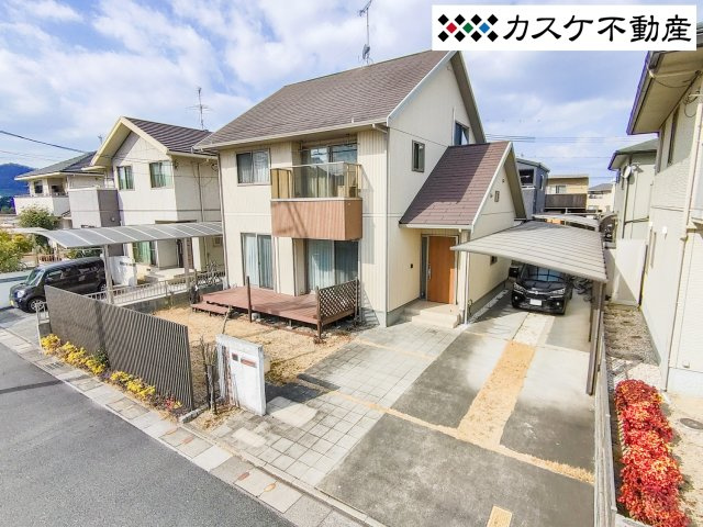 南側道路に面しているため陽当たりが確保されやすく、太陽の光を受けて輝く外壁が清潔感を演出します。しっかりとした造りの2階建てで、駐車スペースから玄関までの動線も短く、雨の日の帰宅もストレスなく行えます