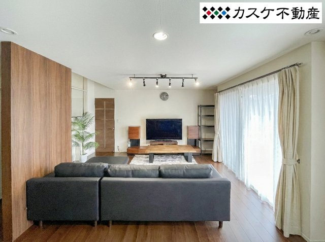 18畳以上の広さを誇るLDKは、吹抜けからの開放感が素晴らしく、家族が集まりたくなる居心地の良い空間です。ウッドデッキへと続く大きな窓からは南向きの明るい光が差し込み、日中は照明なしでも快適です。