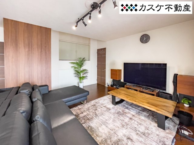 ミサワホーム施工ならではの蔵を活用した設計で、リビングに余計な家具を置く必要がありません。広々としたフローリングにはお子様の遊び場も確保でき、家族構成や成長に合わせたレイアウト変更も自由自在です。