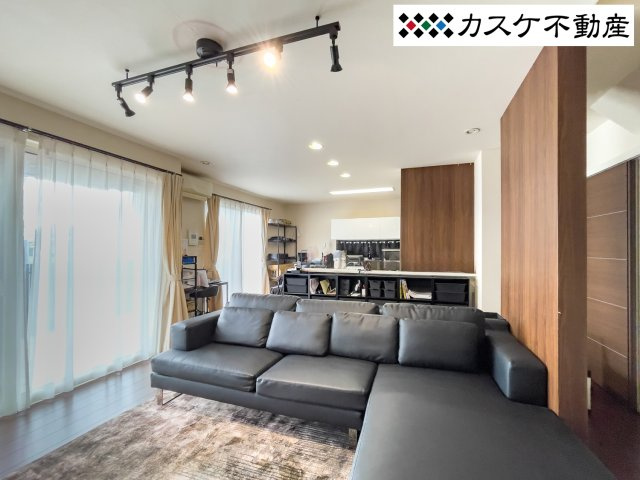 ダイニングとリビングが緩やかに分かれた配置は、食事の時間とくつろぎの時間を明確に切り替えられます。吹抜けを通じて2階の気配も感じられるため、家全体の繋がりを感じながら、安心感を持って生活できます。