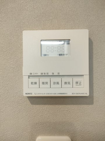 【浴室乾燥機】　冬場の冷え込む浴室をあたためたり、梅雨時の洗濯物を乾かしたりと、生活に便利な設備を備えております。