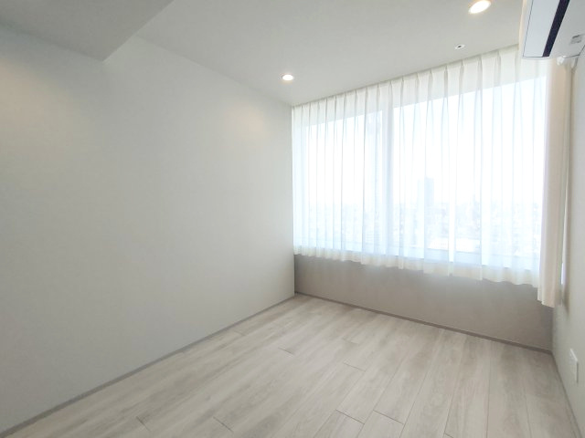 【洋室約5.4帖】　広々とした洋室。主寝室や子ども部屋にいかがでしょうか？