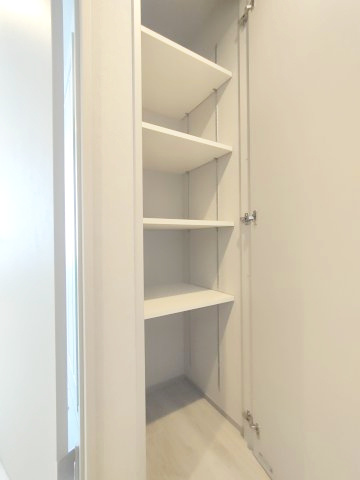 【廊下収納】　掃除機やストックの収納がしやすいフレキシブルな収納です。