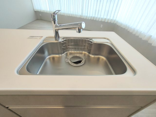 【シンク】　食器洗いもはかどる広々としたシンク。