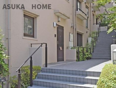 綺麗に整備された、細やかな心使いを感じられるエントランス部分です。