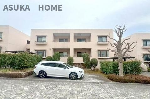 自然に包まれた穏やかで、閑静な住宅地に馴染む落ち着いた色合いの外観です。