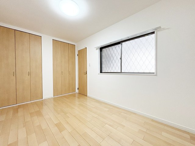 木のぬくもりが優しい洋室