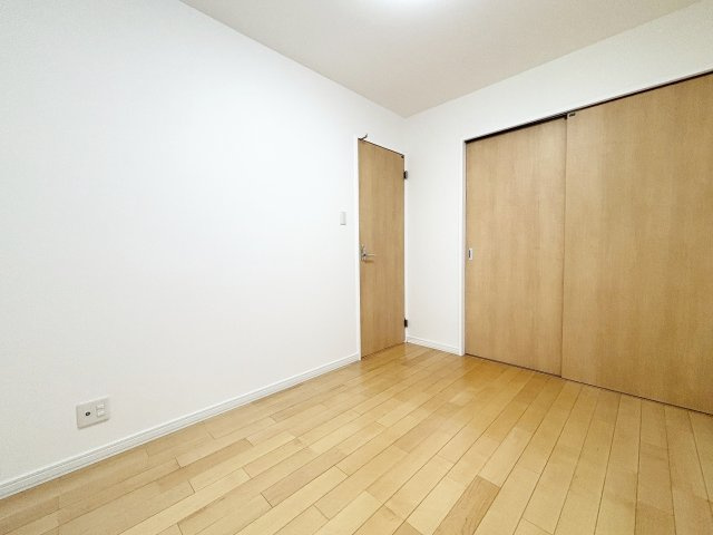 心地よい眠りを誘う木のぬくもりを感じられる洋室