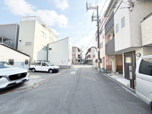 駐車のしやすい広々とした前面道路です