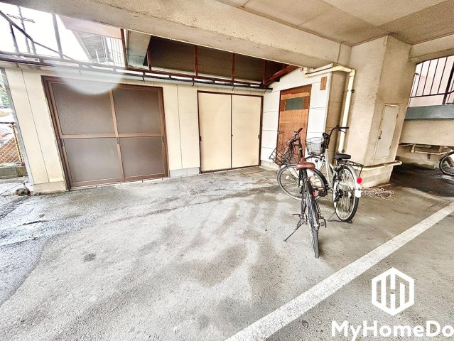 屋根付きなので、雨や風、直射日光から自転車を守ることができます。