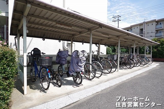 屋根付きの駐輪場がございます！
