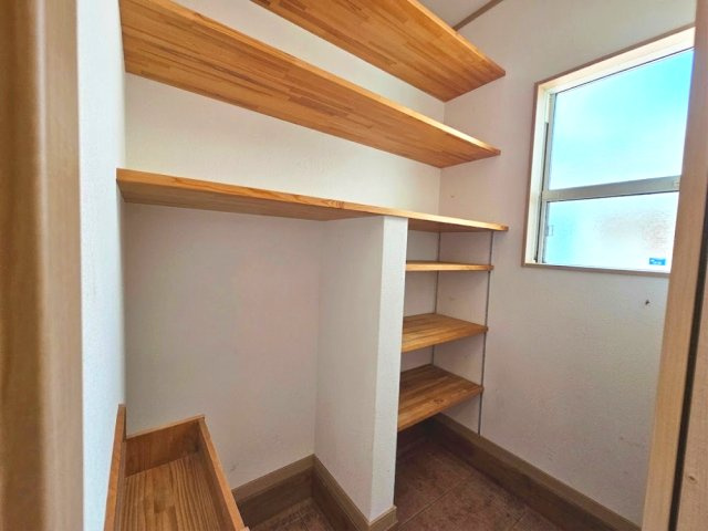 玄関入って左側には広々としたシューズクロークが広がっており、普段使わない靴の収納や、自転車等も収納できます^^