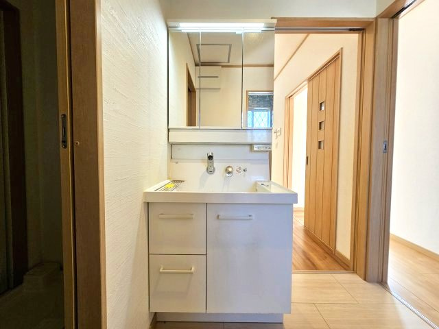 洗面台？独立した洗面台があります。脱衣所と部屋が別になっている為、家族がお風呂に入っているときも気にせず洗面台を使用できます♪