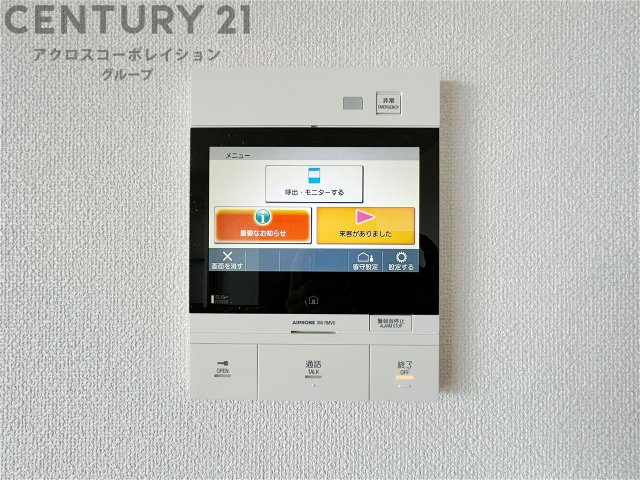 訪問者が来たときにテレビ画面で確認できるため、安心してドアを開けられます。録画機能があるものもあり、留守中に来訪者を記録しておくことができます。利便性が高く、セキュリティ面でも安心です。