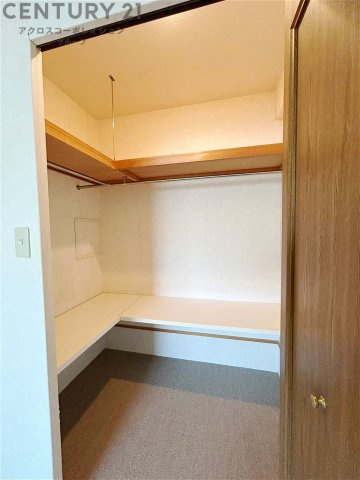 収納力が高く洋服や小物を整理しやすく、更衣室のように使え、部屋がすっきり保てます。収納の配置を自由に調整でき、換気性が良く防湿・防虫対策も可能。快適で機能的な生活空間を実現できます♪