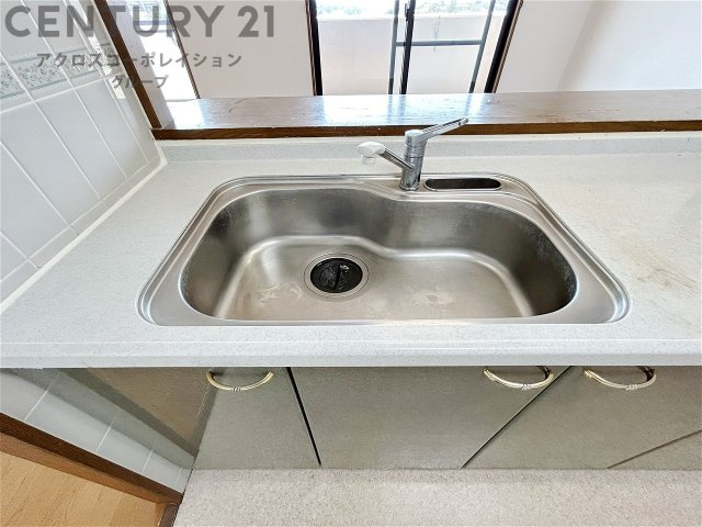 大きなシンクでお鍋などの大きな調理器具を洗う際にも便利です。