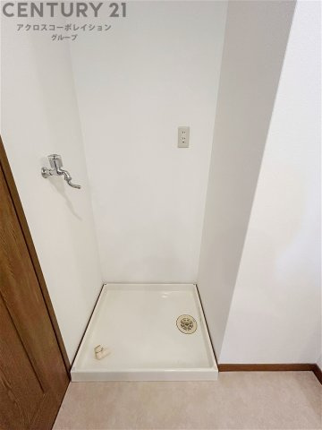洗濯物の仕分け作業がしやすく、整理整頓が容易になります。洗濯音や湿気を他の部屋に持ち込まず、生活環境を快適に保ちます。上部を活用すれば収納スペースを確保でき洗剤や洗濯用品の整理もしやすくなります。