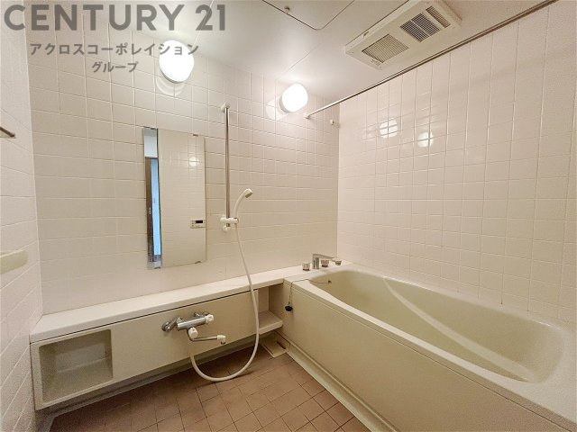 ユニットバスは省スペースでありながら、シンプルな設計と使いやすさを備え、簡便なメンテナンスが可能です。またミラー・小物置き場もあり便利です。