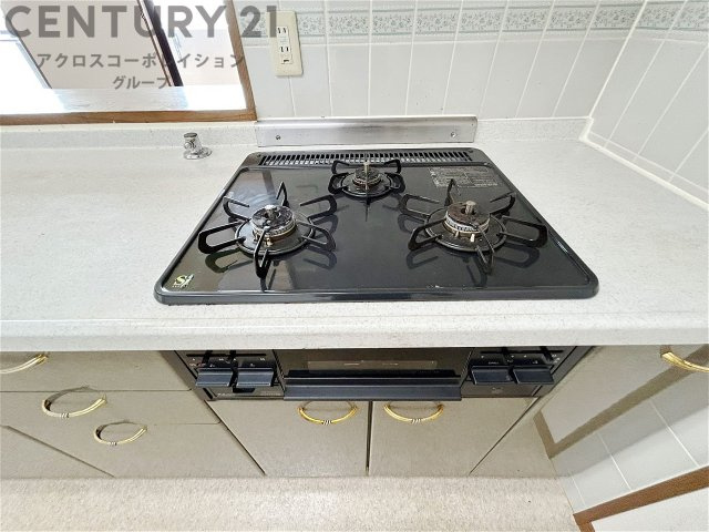 多数の調理器具を同時に使用でき、料理の効率化が可能。省エネで節約になり、様々な料理スタイルに適応できます。また、火力調整が独立しており、手入れや掃除もしやすく、今よりもっとお料理が楽しくなるかも。