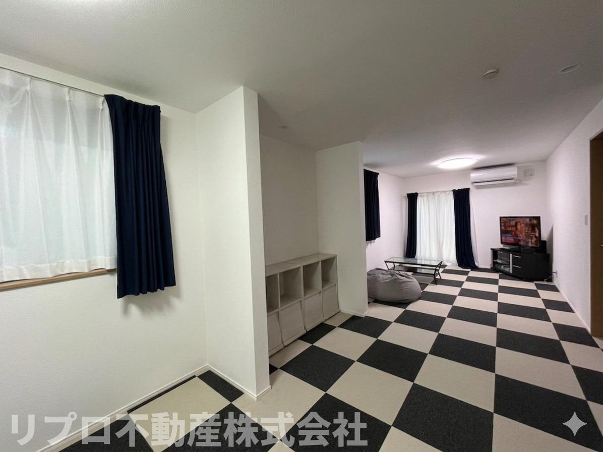 入居当初から売主様自らカーペットを敷いて全室のフローリングを保護されています！　※CG加工により荷物を除いたイメージ画像です。　