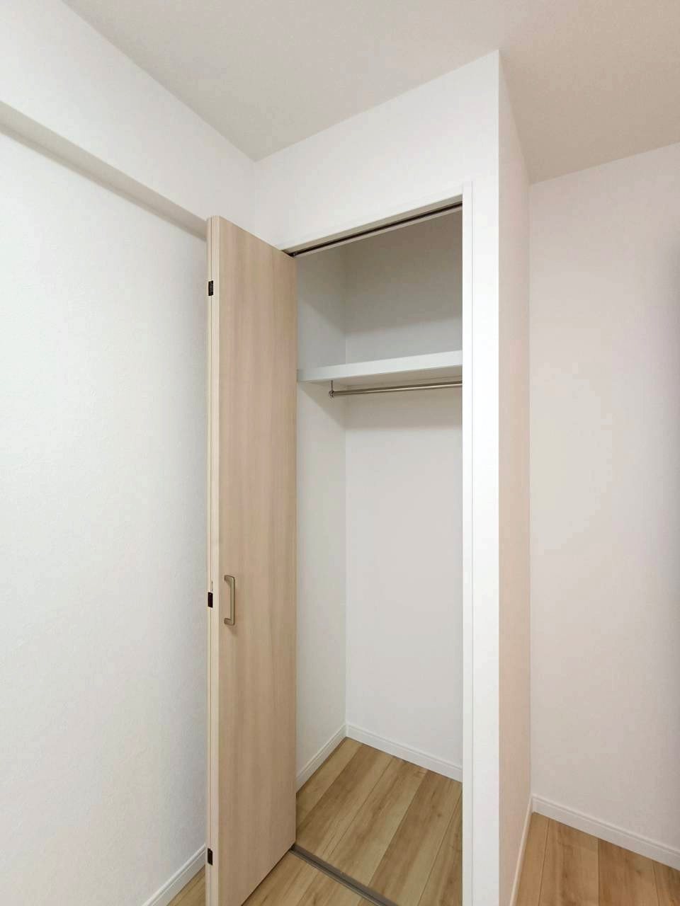 落ち着いた色調の洋室です