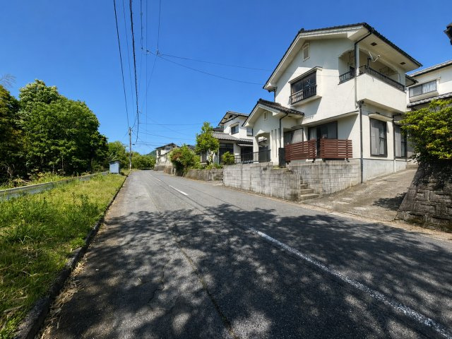 閑静な住宅街に位置し、前面道路にはゆとりがあるため開放感を感じられる立地です。周辺は落ち着いた住環境が広がっており、車通りも比較的少なく穏やかな暮らしを実現。戸建が整然と並ぶ街並みが魅力のエリアです。