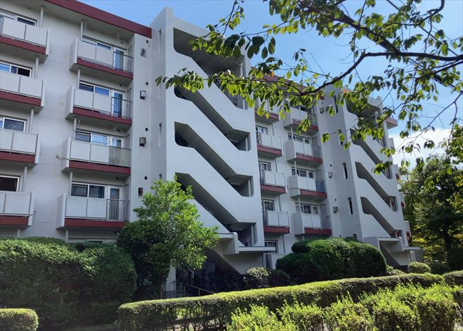 景色重視でお家選ぶをするとスーパーが遠い！学校が遠い！など生活をするうえで利便性で困ることもあります。まず一度現地を見学する際に、周辺の施設などがあるかを確認し、暮らし始めた後のことを想像しましょう。