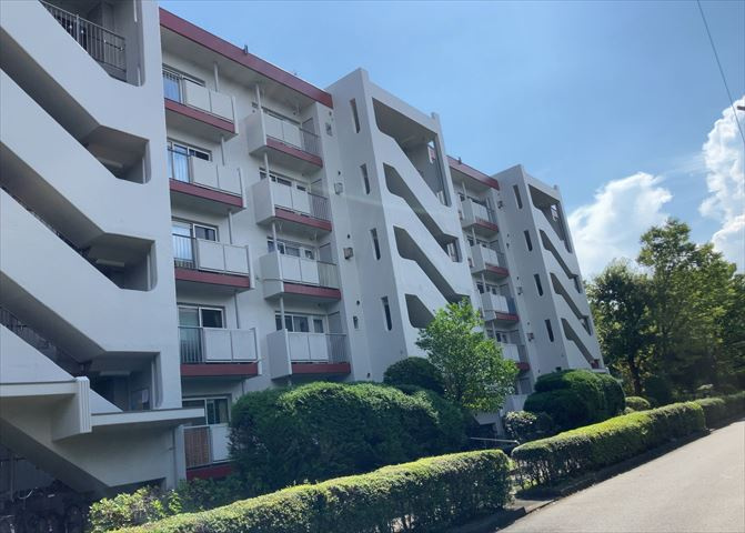 ＲＣ造、Reinforced　Concreteは直訳すると補強されたコンクリートです。主に柱や梁・床・壁が鉄筋とコンクリートで構成おり、鉄筋を組んだ型枠にコンクリートを流し込んで固めたものを指します。