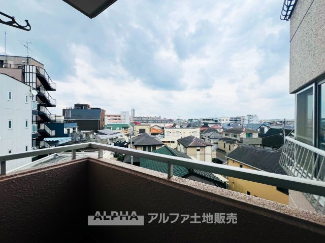 【Balcony】◆バルコニー◆日当たりの良いバルコニーは、洗濯物がよく乾くだけでなく、外の空気を感じながらひと息つける場所。暮らしに心地よい余白をもたらします。
