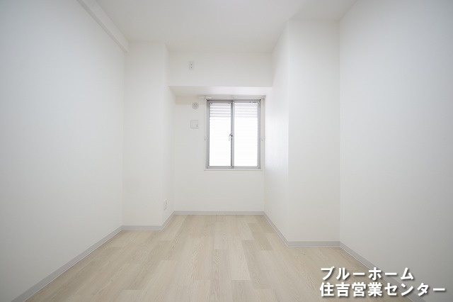 約6.1帖の洋室です！お部屋には収納や窓があります！