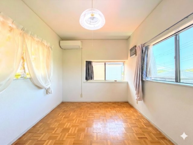 ◆室内はいつも明るい印象なので気持ちの良い朝を迎えられます。各部屋にはクローゼットを完備しており、収納が多いお家はすっきりして快適空間です。