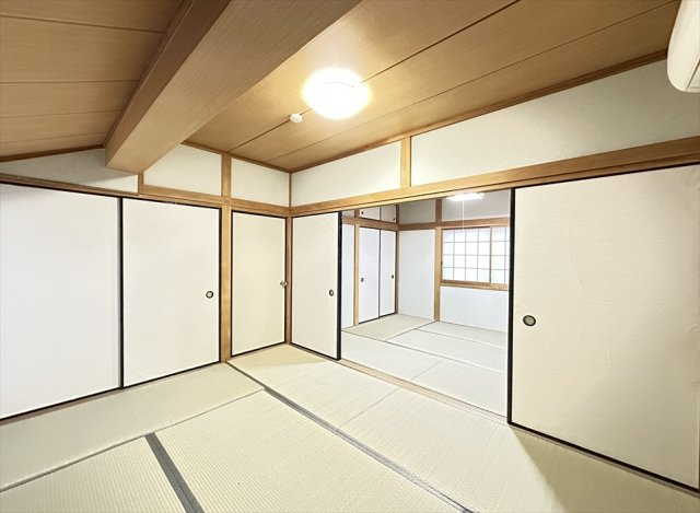 ゆったりとくつろげる和室6帖。