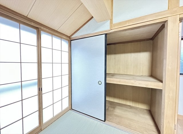 和室には押入れ収納付き。