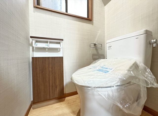 新しく交換された清潔感のあるトイレです。
