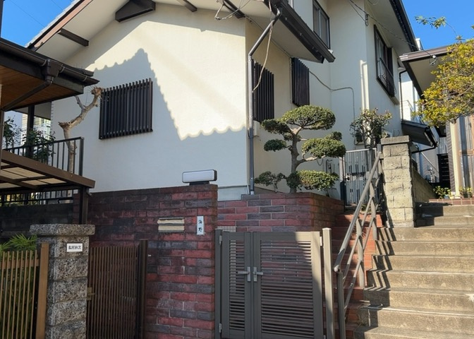 土地の形が極端に長細かったり、狭小地、あるいは道路との高低差がある傾斜地だった場合、後々売ろうとしても買い手がつかない場合もあります。後々、売却することになった時に価値の下がらない土地を選びましょう。