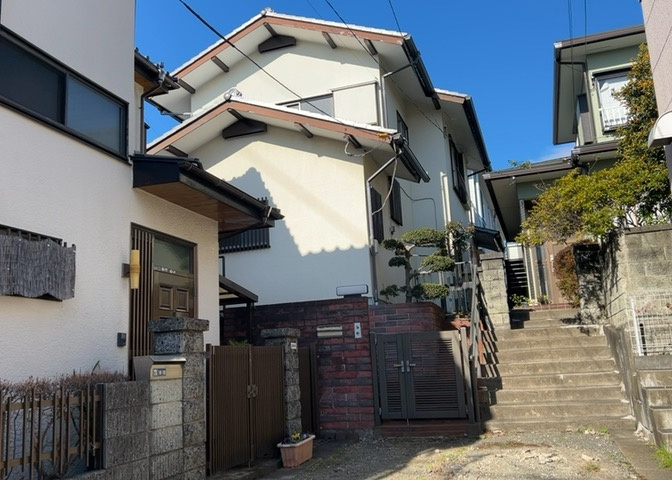 土地の面積＝住宅面積ではありません。建ぺい率の問題などで、土地のある場所によって住宅を建てられる面積は限られています。高さもしかり、「土地」という言葉の中には、建築条件も含まれると考えておきましょう。