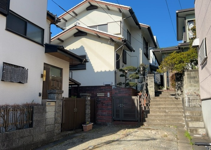 家を建てる場合、方位は要チェックです。現実的に日当たりのよい家ならばリビングは南側、建築基準法でも北側に当たる家への配慮は求められています。土地を見学に行く際は、方位磁針を持って行くようにしましょう。