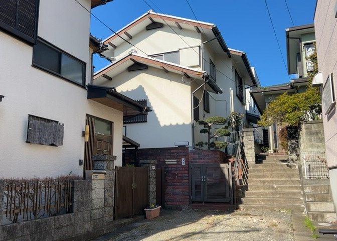 土地を買う際、住む地域の自治体や福祉の補助制度にも注目してみましょう。子供や老人の医療補助やゴミ出しのルールなど、自治体によってルールに大きな違いがあるため、暮らしやすい土地で判断するとよいでしょう。