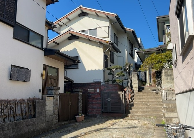 土地の前の道路に消火栓が設置されていることがあります。この場合、道路交通法第45条第1項により、駐車禁止の場所が指定されています。そのため、車庫などの駐車スペースをつくることができない場合があります。