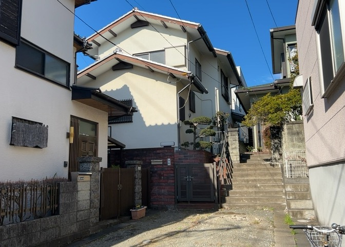 現地に行くなら、物件の周囲の地形がどうなっているかを見ることも大切です。周辺より低くなっている土地では、大雨などで水が集まりやすいため、地盤が弱くなっているということも考えられるため、注意が必要です。