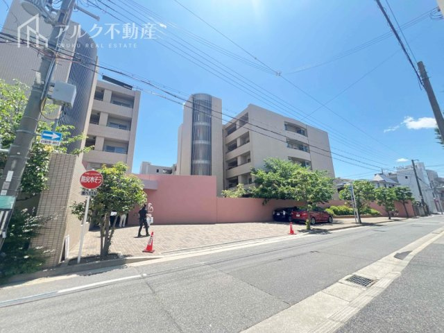 鉄筋コンクリート造陸屋根地下1階付5階建て