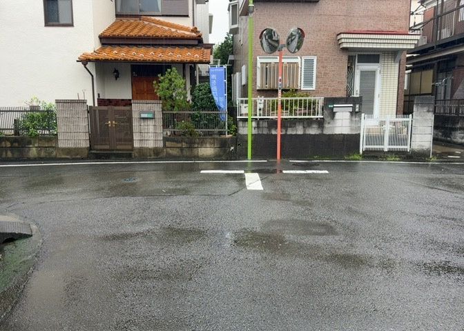 土地の形が極端に長細かったり、狭小地、あるいは道路との高低差がある傾斜地だった場合、後々売ろうとしても買い手がつかない場合もあります。後々、売却することになった時に価値の下がらない土地を選びましょう。