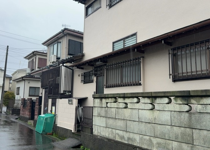 土地の面積＝住宅面積ではありません。建ぺい率の問題などで、土地のある場所によって住宅を建てられる面積は限られています。高さもしかり、「土地」という言葉の中には、建築条件も含まれると考えておきましょう。